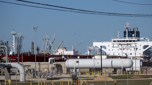 Venezuela banks $300M from first U.S. brokered oil sale 