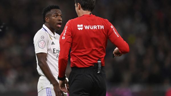 الكشف عن حكم نهائي السوبر بين برشلونة وريال مدريد وأرقامه مع الفريقين