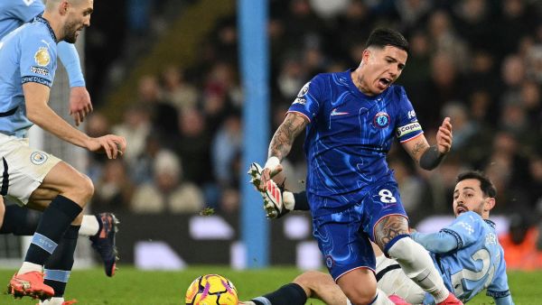 تشيلسي الجريح يحل ضيفًا على مانشستر سيتي في ظل غياب مدربه