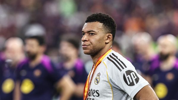 مبابي يمنع لاعبي ريال مدريد من تحية برشلونة بطل السوبر