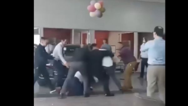 معرض سيارات يتحول إلى ساحة صراع بين البائعين على العمولة