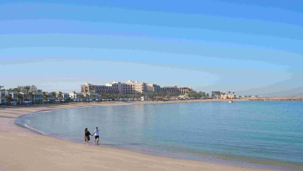 الحب على شاطئ البحر: منتجع ريكسوس المعيريض ملاذٌ لعيد الحب في رأس الخيمة