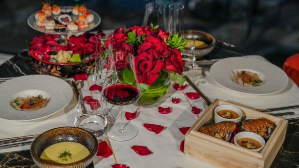 مطعم "ذا هاشي" في ريكسوس مارينا أبوظبي يحتفي بيوم الحبّ مع عشاءٍ فاخر بين السحاب