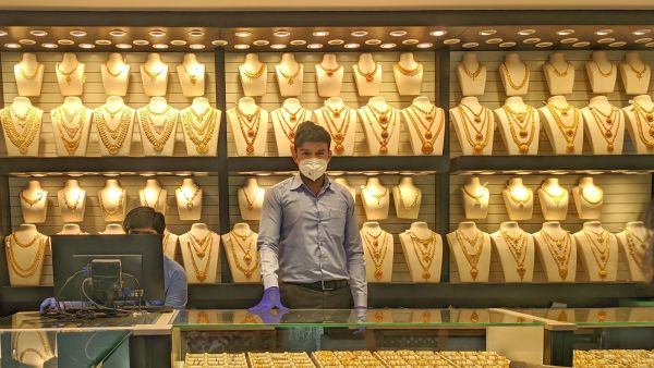 الذهب يتراجع وسط عمليات لجني الأرباح بعد اجتيازه مستوى 4600 دولار