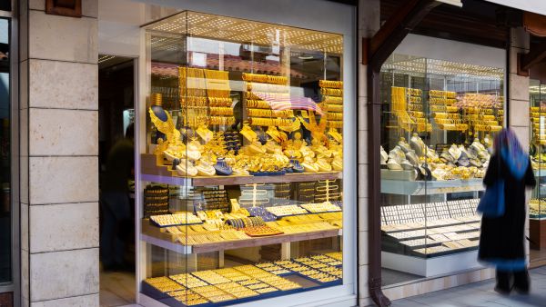 الذهب يصعد بأكثر من 1% مع زيادة الطلب على الملاذات الآمنة بعد القبض على مادورو