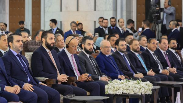 الرئيس السوري أحمد الشرع والمبعوث الأمريكي الخاص لسوريا توماس باراك، إلى جانب وزير الخارجية السوري، خلال اجتماع في دمشق حول سوريا بعد سقوط الأسد.