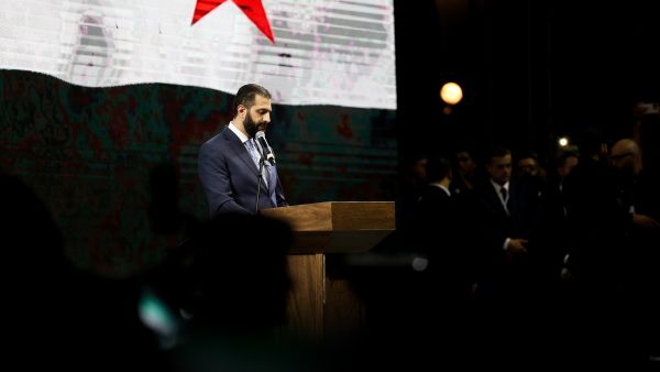 شاهد: الشرع يتسوق في دمشق مستخدماً العملة الجديدة