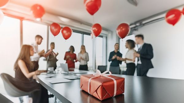 أفكار للاحتفال بعيد الحب في مكان العمل