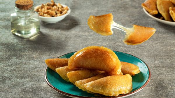 تفسير حلم أكل القطايف بالقشطة للعزباء