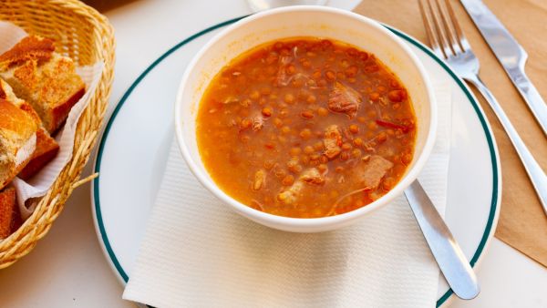 شوربة الطماطم والعدس الطازجة