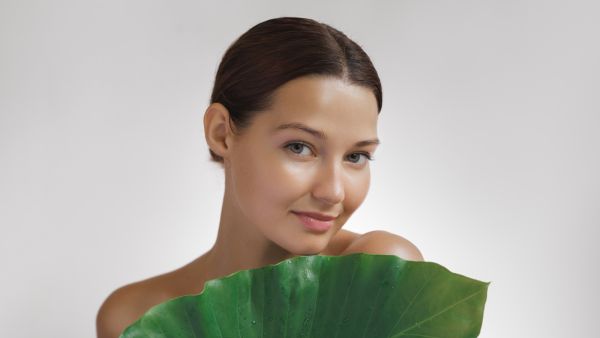 لماذا تبدو بعض الفتيات أكبر من عمرهن؟ الأسباب الخفية التي لا ننتبه لها