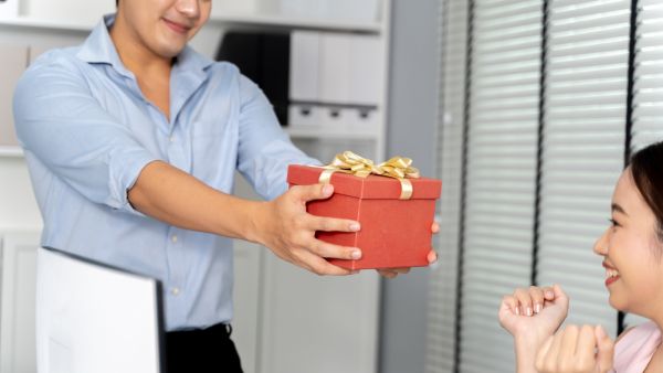 هدايا عيد الحب في بيئة العمل: لمسات راقية تحافظ على المهنية
