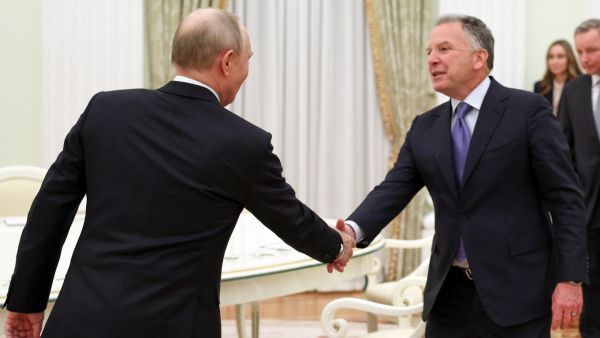 صافح رئيس روسيا فلاديمير بوتين والمبعوث الأمريكي الخاص ستيف ويتكوف بعضهما خلال اجتماع في الكرملين بموسكو بتاريخ 22 يناير 2026.