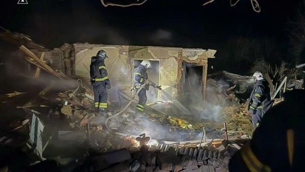 رجال الإطفاء يخمدون حريقاً في منزل خاص متضرر جراء هجوم جوي في منطقة خاركيف، في ظل الغزو الروسي لأوكرانيا. (تصوير: جهاز الطوارئ الحكومي الأوكراني / أ ف ب)