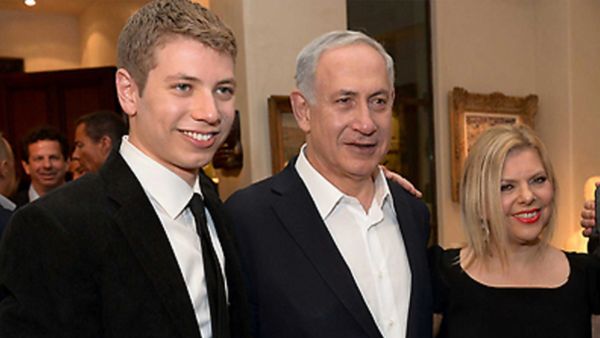 يائير نتنياهو يعتدي على والده