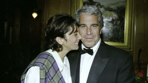 ماكسويل: لن أفصح عن الملفات قبل عفو ترامب 