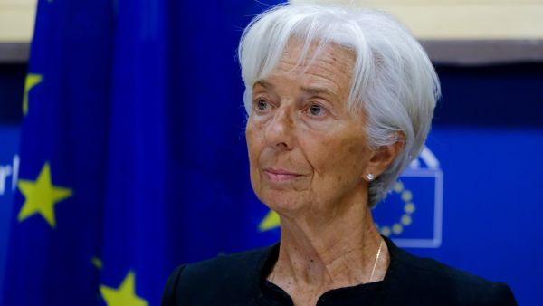 تظهر في الصورة رئيسة البنك المركزي الأوروبي كريستين لاجارد أثناء مشاركتها في جلسة استماع للجنة الشؤون الاقتصادية والنقدية في البرلمان الأوروبي