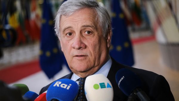 وزير الخارجية الإيطالي أنطونيو تاياني يتحدث إلى الصحافة بعد اجتماع وزراء خارجية الاتحاد الأوروبي في بروكسل، بلجيكا، بتاريخ 19 فبراير 2024.