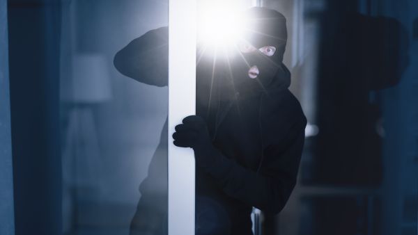 سقوط مفاجئ من الطابق العاشر يثير ذعر سكان عمارة سكنية