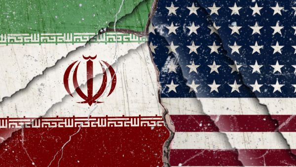 علم الولايات المتحدة وإيران (shutterstock)