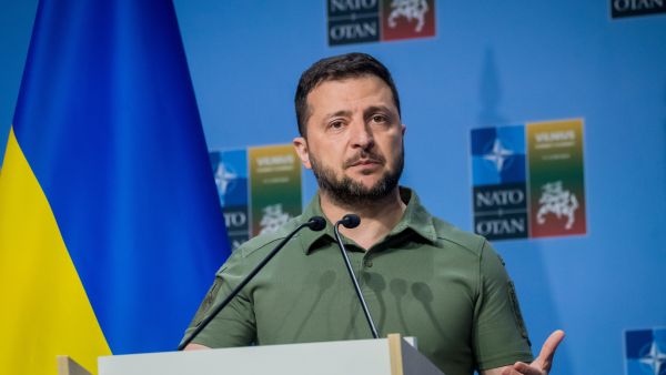 الرئيس الأوكراني يطارد مصادر تسليح موسكو