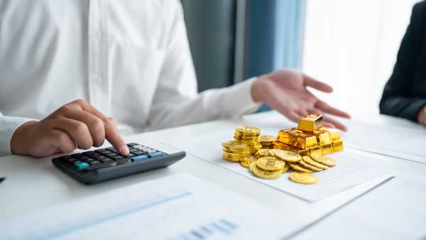 أسعار الذهب ترتفع والفضة تقفز بعد تراجع سابق