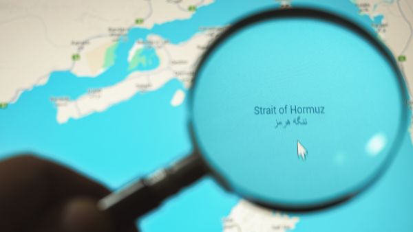 22 يونيو 2025: مضيق هرمز على خريطة رقمية. الموقع الاستراتيجي لإيران. مسار شحن نفطي ذو أهمية جيوسياسية.