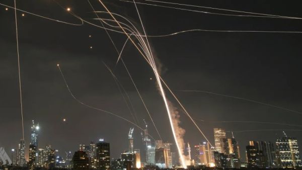 إطلاق صواريخ