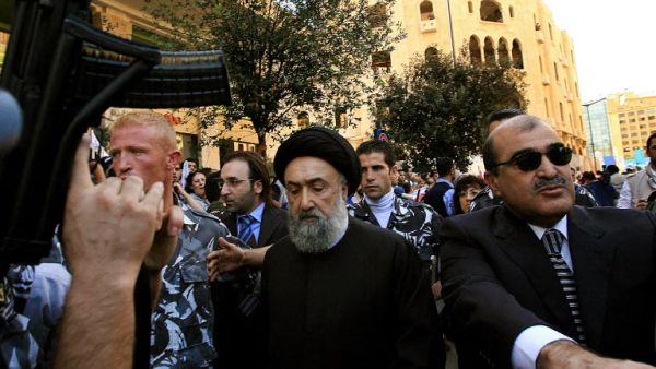 رجل الدين اللبناني الشيعي السيد علي الأمين (في الوسط) برفقة النائب باسم السبع (يمين) للمشاركة في جنازة وزير الصناعة اللبناني المغتال بيار الجميّل في قلب بيروت، في 23 نوفمبر 2006.(AFP)