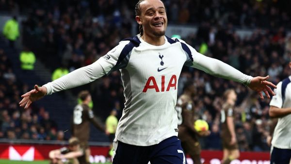 برشلونة يدرس استعادة نجمه السابق تشافي سيمونز