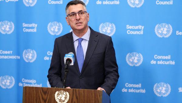 وزير الخارجية الإسرائيلي جدعون ساعر يتحدث خلال مؤتمر صحفي في مقر الأمم المتحدة في نيويورك، بتاريخ 18 فبراير 2026.AFP