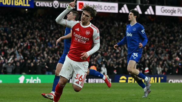 موهبة آرسنال ماكس دومان يخطف الأضواء