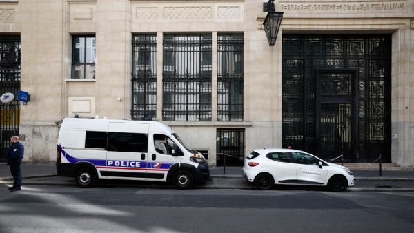 Paris police stop bomb attack outside bank of America