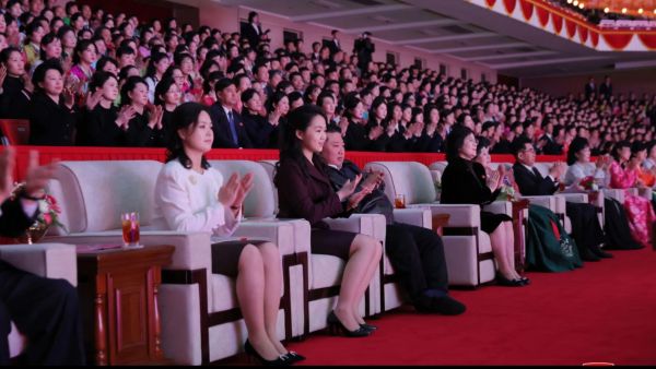 كيم جونغ أون برفقة ابنته كيم جو-إيه في الحفل الموسيقي