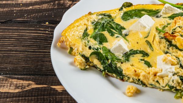 البيض بجبنة الفيتا لوجبة سحور مغذية وسريعة