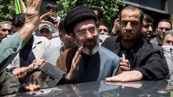 مُجتَبى خامنئي نجا من الغارات الجوية الأمريكية والإسرائيلية(AFP)