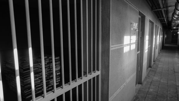 طهران، إيران – 29 يناير 2018: منظر داخلي لمتحف سجن القصر الذي تم افتتاحه حديثاً داخل سجن القصر السابق