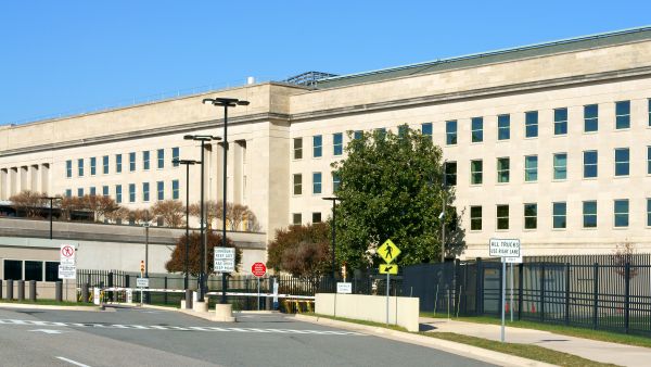 أرلينغتون، فيرجينيا، الولايات المتحدة – 24 نوفمبر 2018: مبنى البنتاجون في مقاطعة أرلينغتون بولاية فيرجينيا، وهو المقر الرئيسي لوزارة الدفاع الأمريكية (لقطة جزئية). الخريف.