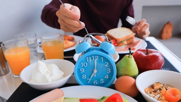 فوائد تناول الطعام في وقت مبكر من اليوم