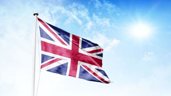 علم بريطانيا يرفرف