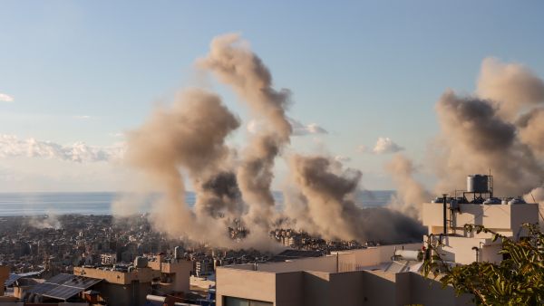 بيروت، لبنان 26/11/2024: تصاعد الدخان جراء عدة غارات جوية إسرائيلية على الضاحية الجنوبية لبيروت في ظل الصراع بين حزب الله وإسرائيل.