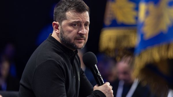 كييف، أوكرانيا – 23 فبراير 2025: يجيب الرئيس الأوكراني فولوديمير زيلينسكي على أسئلة وسائل الإعلام خلال مؤتمر صحفي له...