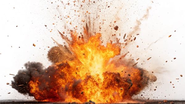 انفجار ناري وسحابة لهب معزولة تسببت بدمار كبير.