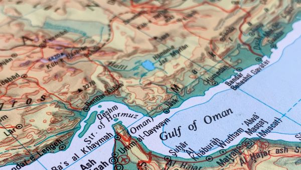 البحرية الأميركية ستبدأ مرافقة الناقلات عبر المضيق