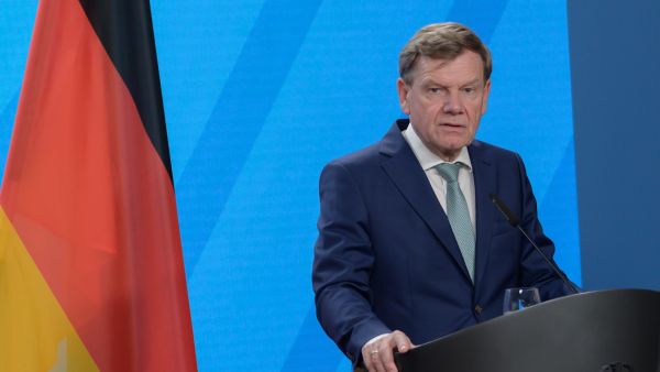 يوهان فاديفول في اجتماع بمدينة برلين.