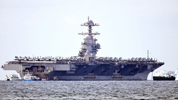 حاملة الطائرات الأمريكية جيرالد ر. فورد، الأكبر في العالم، راسية في خليج بالما دي مايوركا.