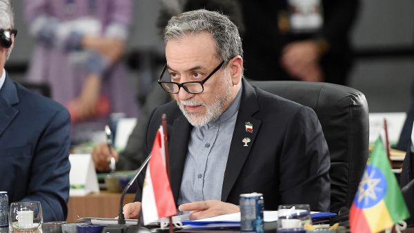 وزير الخارجية الإيراني عباس عراقجي خلال اجتماع في الجلسة العامة لمنتدى البريكس 2025