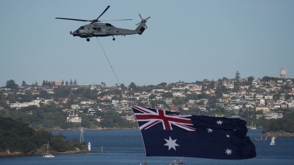  صورة من الاحتفال بـ "يوم أستراليا" بالهليكوبتر والعلم