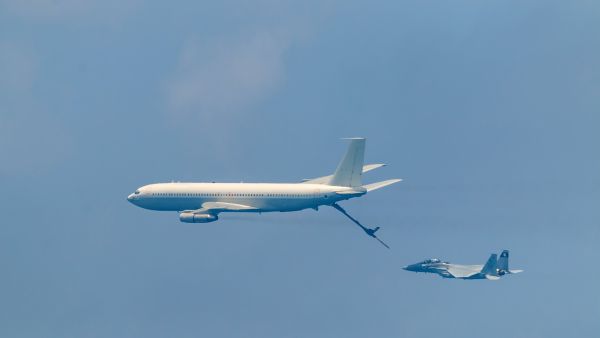 طائرة مقاتلة إسرائيلية وطائرة تزوّد بالوقود في الجو أثناء عملية التزوّد بالوقود. الطائرات تحلق من اليمين إلى اليسار بتشكيل.