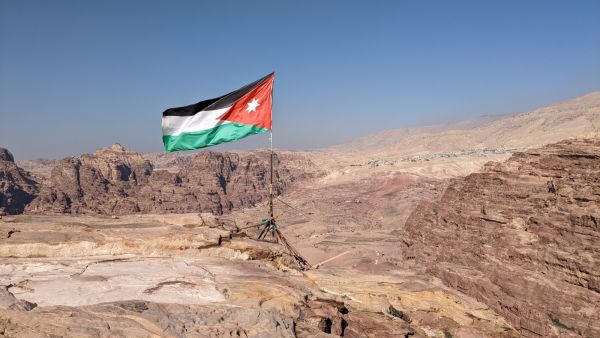 تفسير رؤية علم الأردن في المنام للعزباء لابن سيرين وشاهين